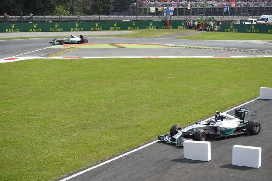 Rosberg deve fare lo slalom fra le protezioni della via di fuga mentre il compagno passa e si avvia al successo. Afp